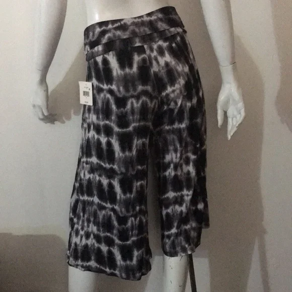 NWT Woman’s Size Small Falls Creek Knit Gaucho Black and White Print - Picture 3 of 4